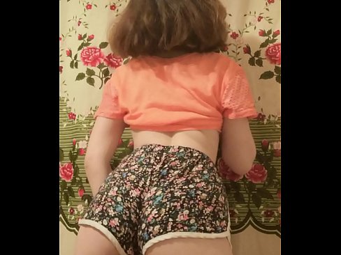 ❤️ Tânără sexy care se dezbracă de pantaloni scurți în fața camerei de filmat ❤️❌   at ro.tusar.top ❤